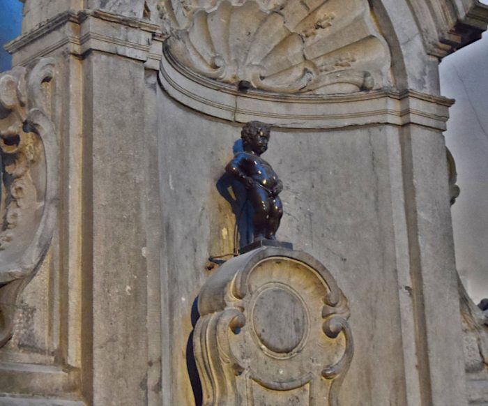 Estatua del Manneken Pis para Ver Bruselas