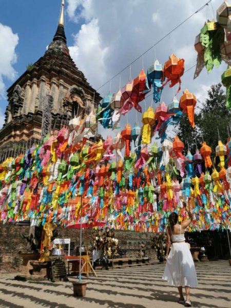 Templo Tailandia con farolillos de colores