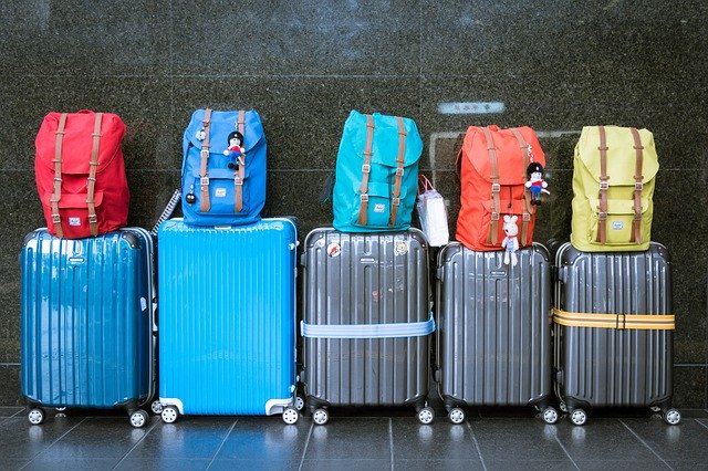 Viajar después de cuarentena. Conjunto de maletas en el aerrpuerto