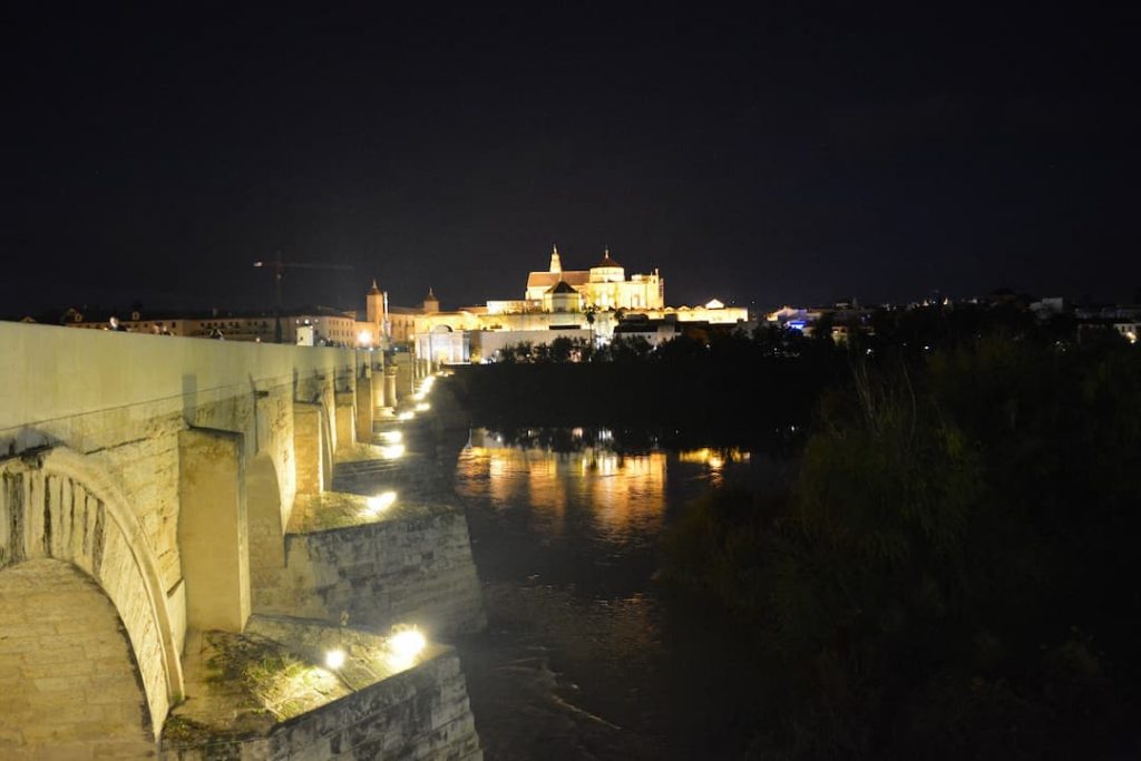 Que ver en Córdoba: Puente Romano de noche