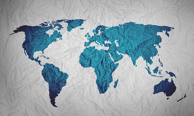 mapa del mundo de papel arrugado y tonos azules