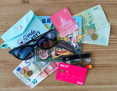 tarjetas y dinero para planificar viaje