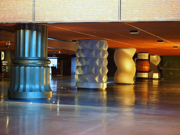 Qué ver en Bilbao: columnas de Azkuna Zentroa