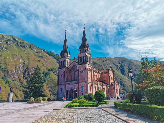 Picos de Europa: Basílica de Covadonga. Ruta por Asturias