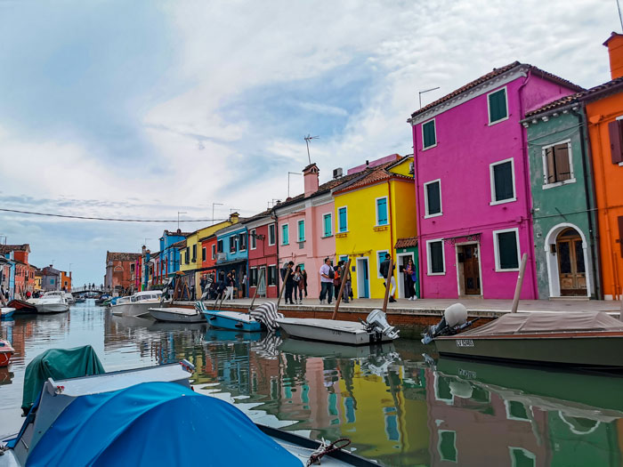 Calles de Burano. Como llegar a Murano, Burano y Torcello. Excursiones desde Venecia