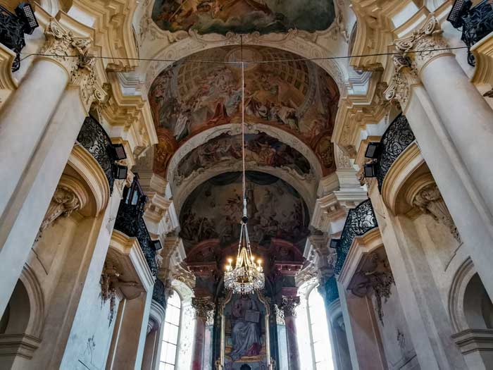 Interior de la Iglesia de San Nicolás. Que ver en Praga