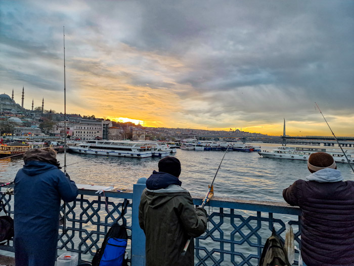 Puente de galata y sus pescadores Que ver en Galata Estambul
